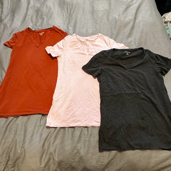 Essential short sleeve v neck t shirts - Picture 3 of 3